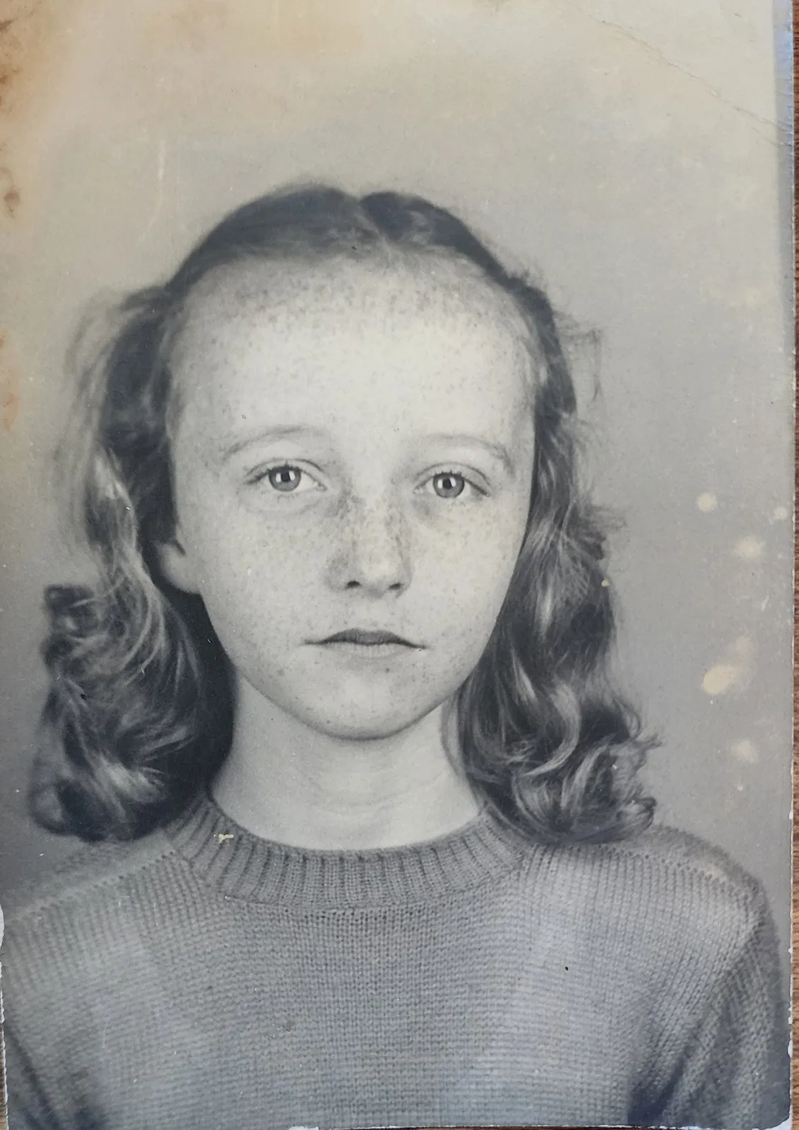 Retrato antiguo de niña con pecas colorizado profesionalmente por PixelPages - Antes