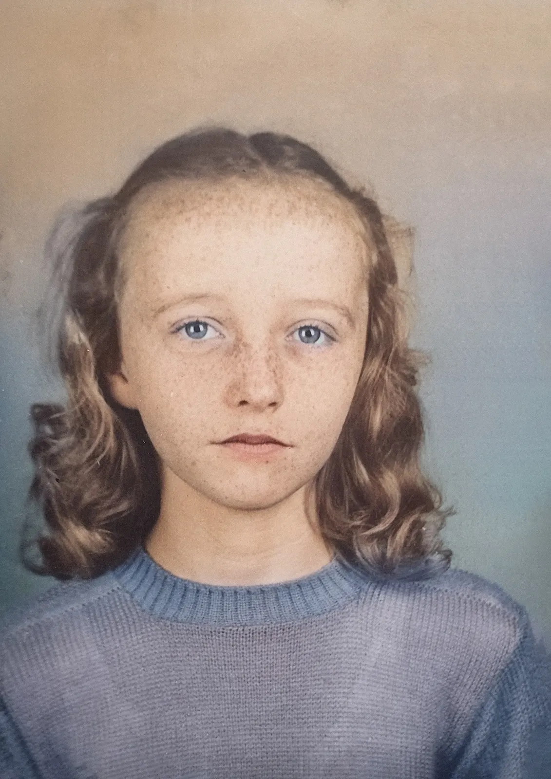 Retrato antiguo de niña con pecas colorizado profesionalmente por PixelPages - Después
