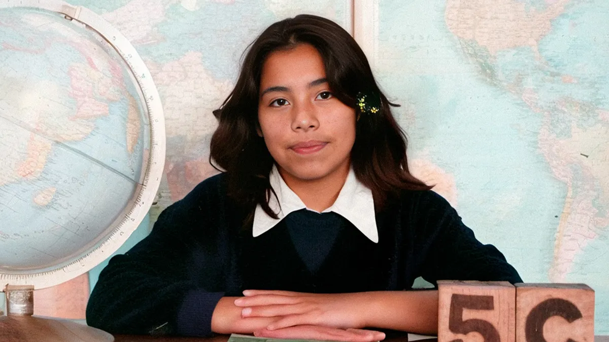 Restauración de fotografía escolar: Reparación de mancha central y corrección de color - Después