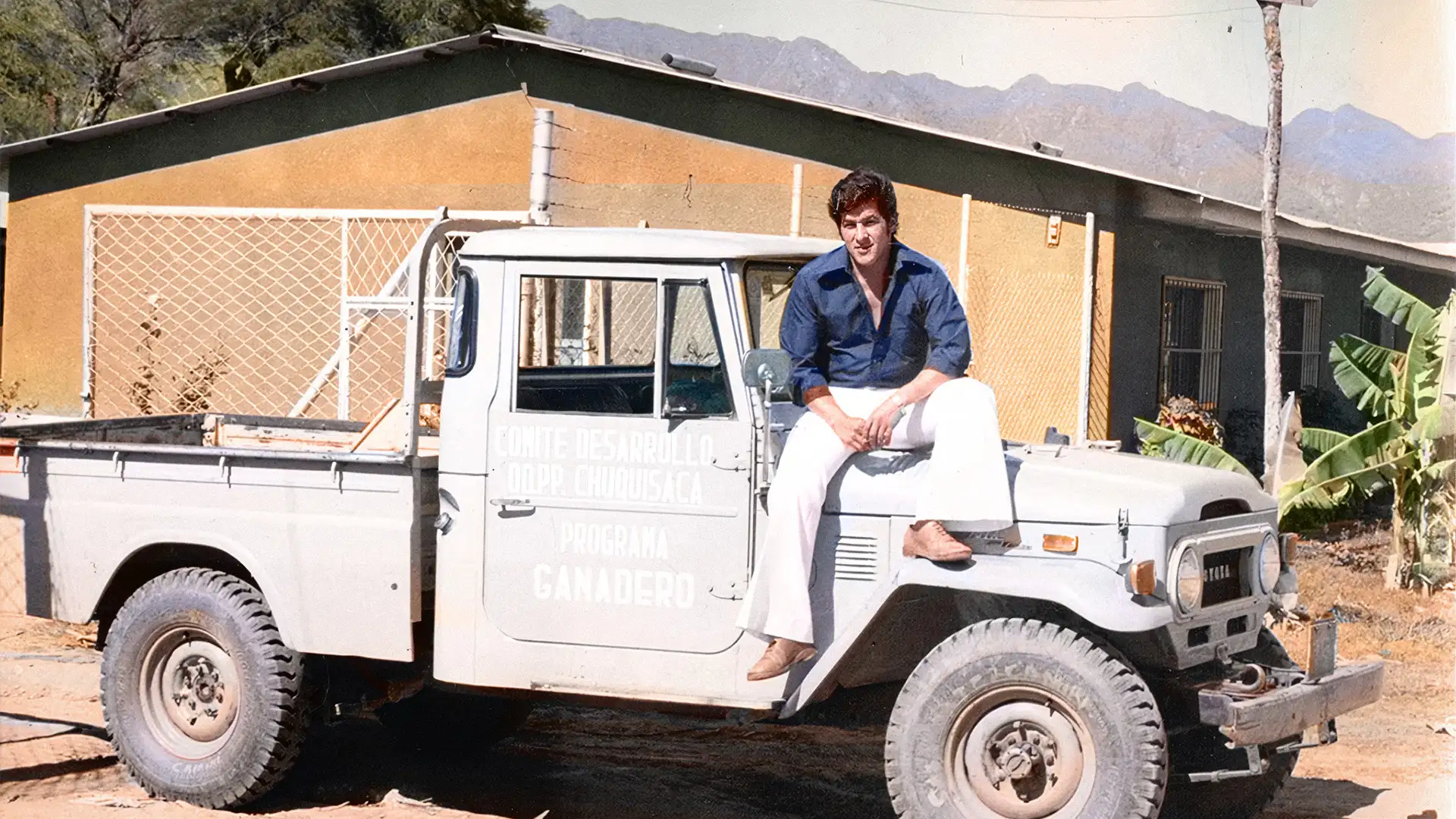 Restauración de color fotografía antigua: Camioneta Toyota Programa Ganadero Chuquisaca. - Después