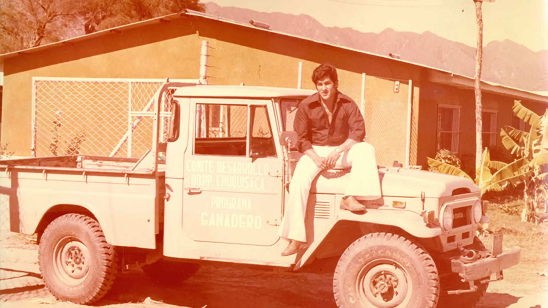 Restauración de color fotografía antigua: Camioneta Toyota Programa Ganadero Chuquisaca. - Antes