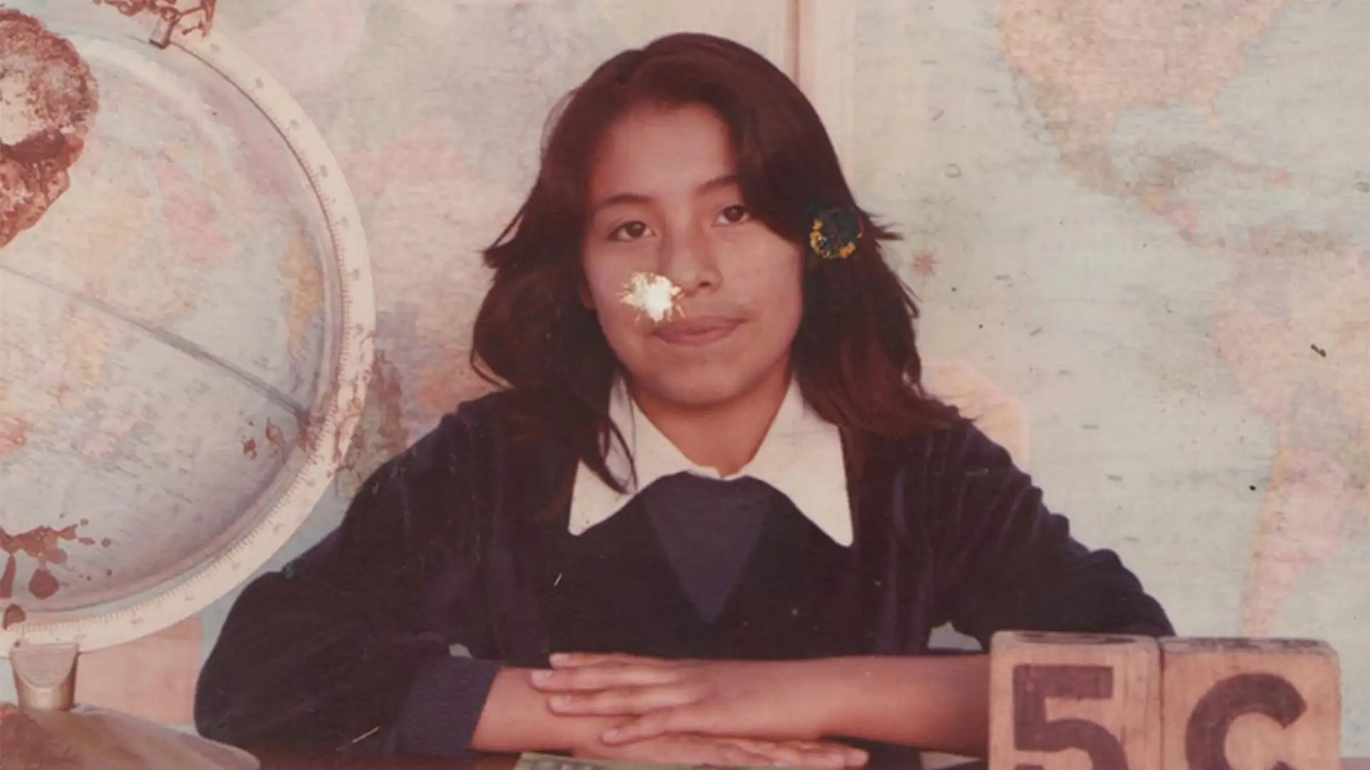 Restauración de fotografía escolar: Reparación de mancha central y corrección de color - Antes