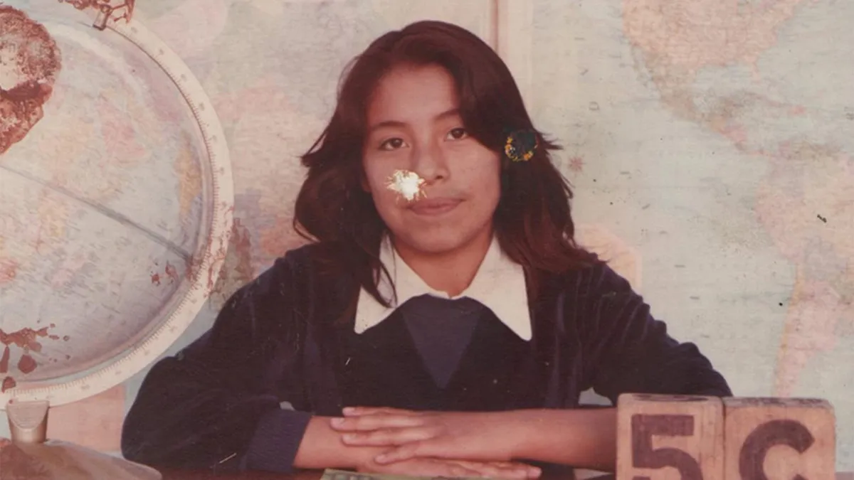 Restauración de fotografía escolar: Reparación de mancha central y corrección de color - Antes