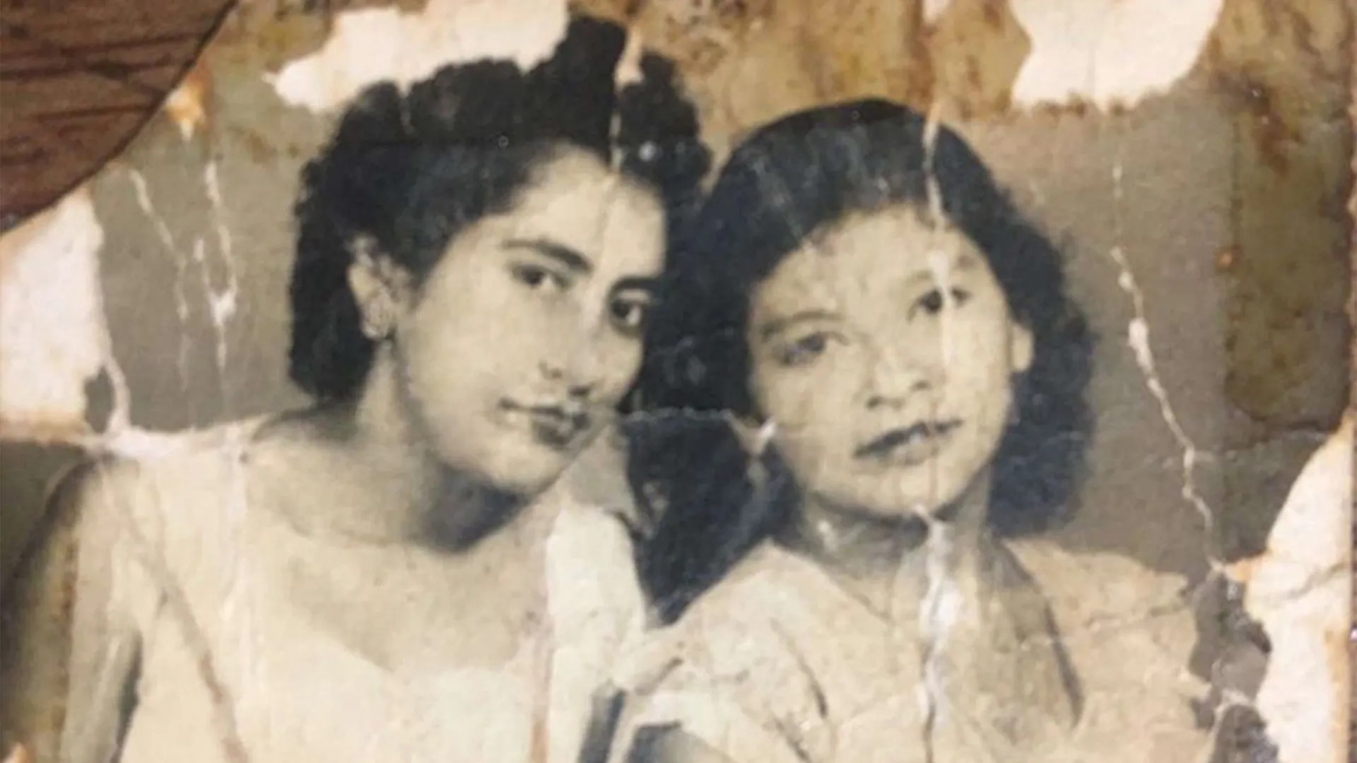 Recuperación de color y nitidez en retrato familiar antiguo - Antes