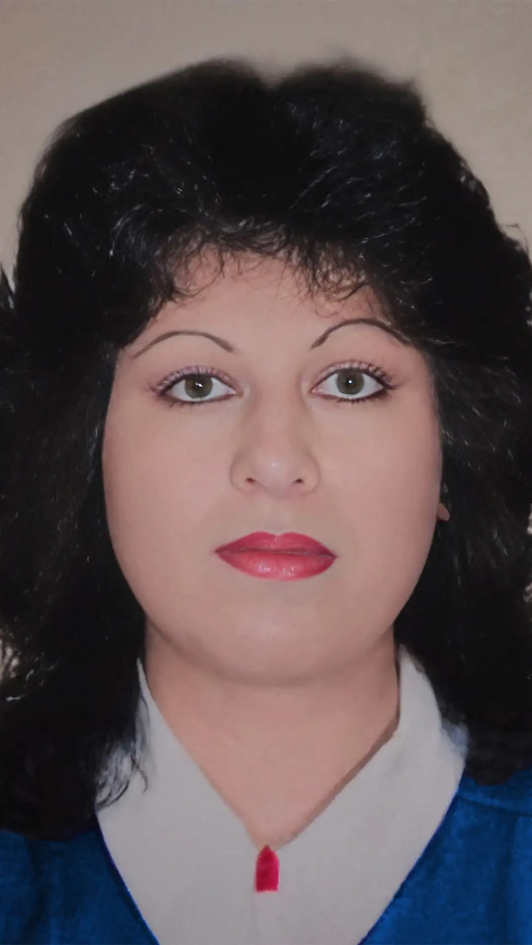 Restauración y colorización de retrato femenino años 80: Reparación de grieta facial y mejora de nitidez. - Después