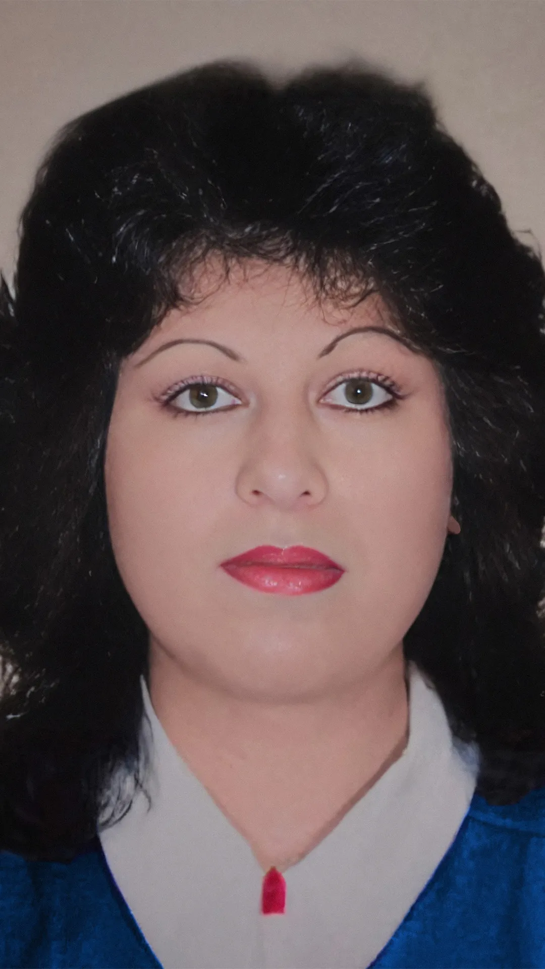 Restauración y colorización de retrato femenino años 80: Reparación de grieta facial y mejora de nitidez. - Después