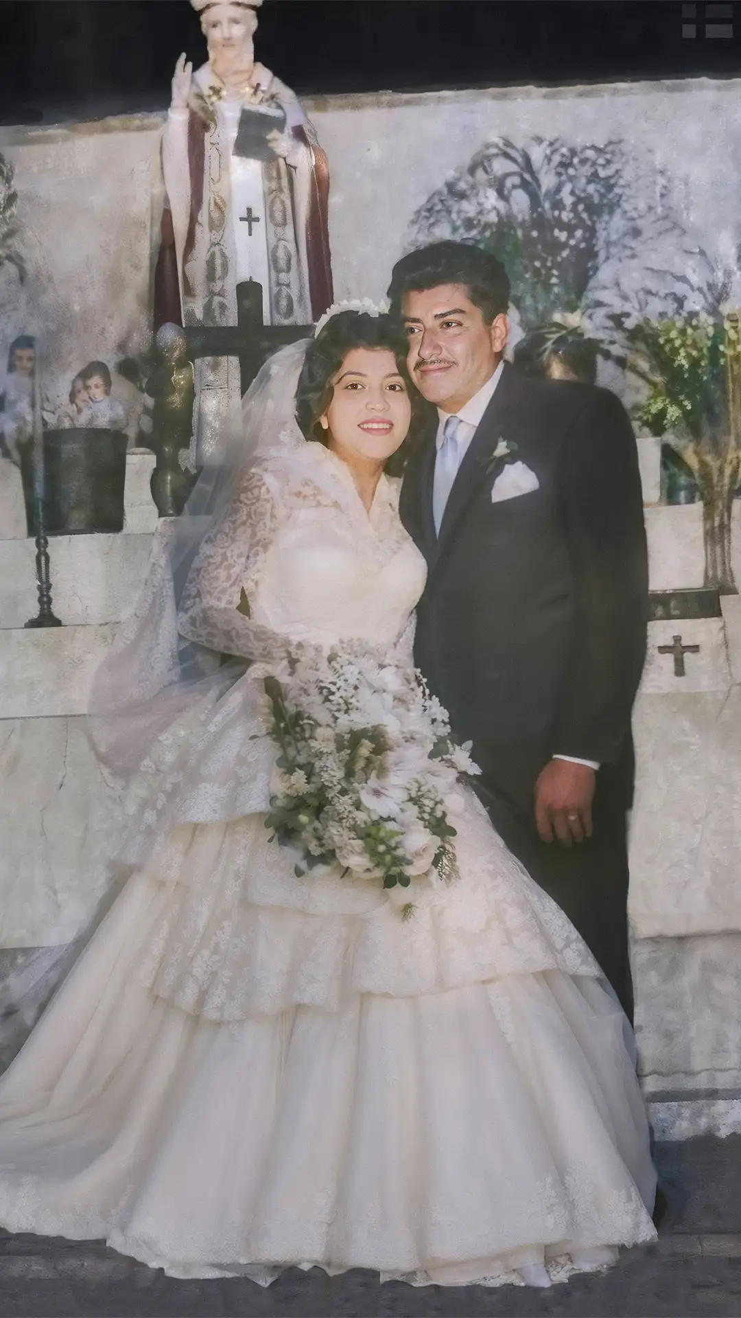 Restauración de fotografía de boda antigua con daño por humedad - Después