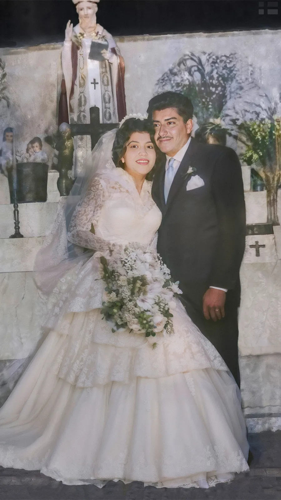 Restauración de fotografía de boda antigua con daño por humedad - Después