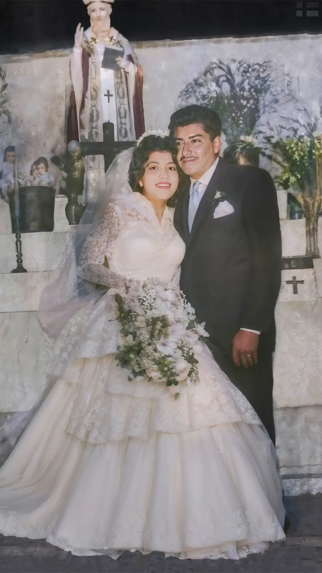 Restauración de fotografía de boda antigua con daño por humedad - Después