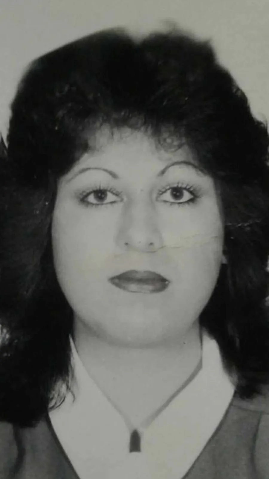 Restauración y colorización de retrato femenino años 80: Reparación de grieta facial y mejora de nitidez. - Antes