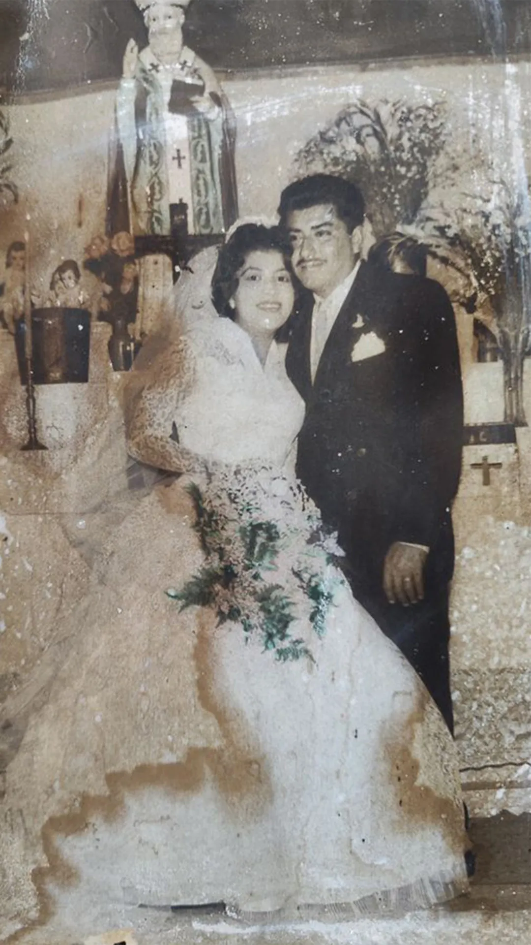 Restauración de fotografía de boda antigua con daño por humedad - Antes