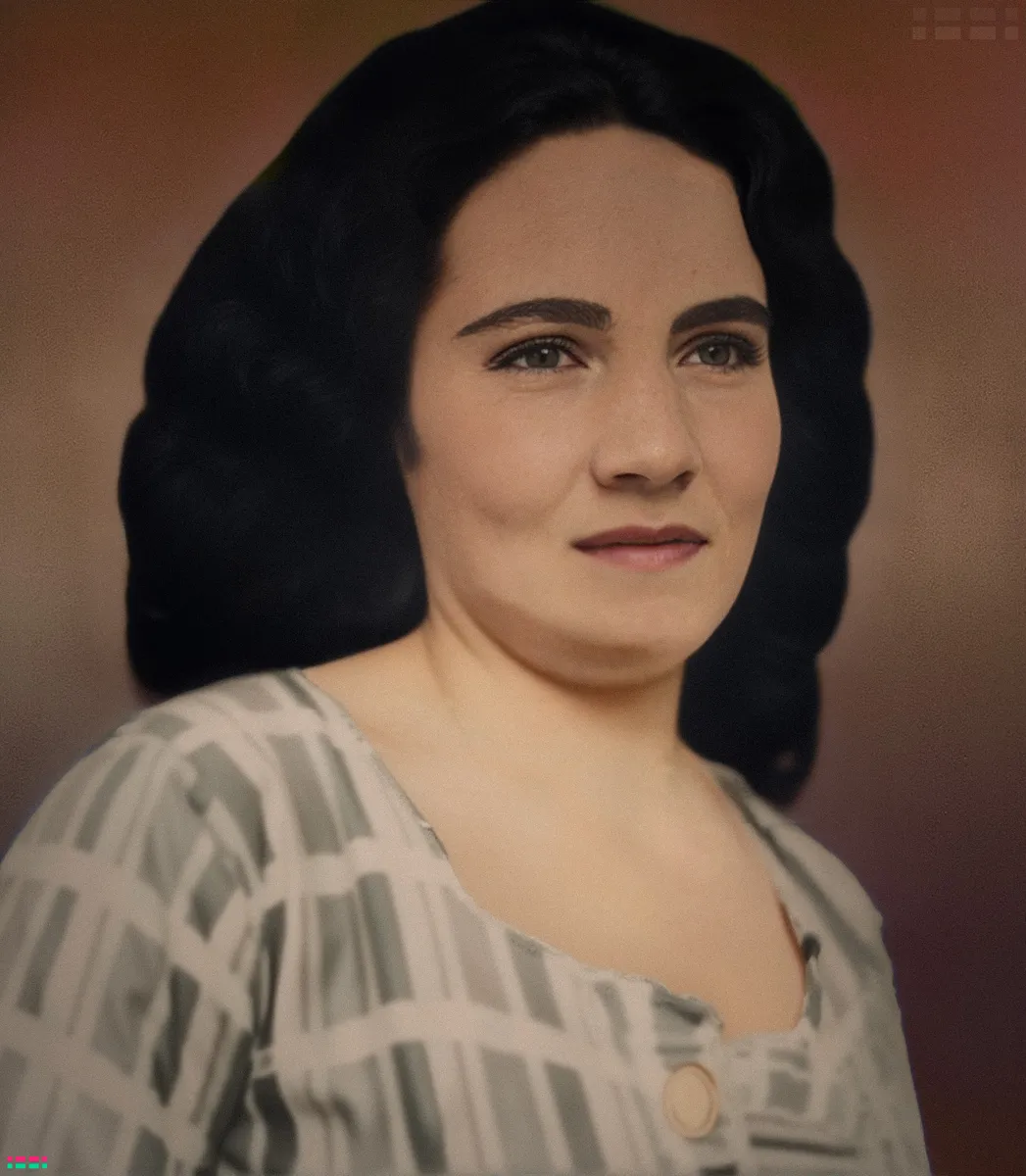 Foto antigua rayada con pluma antes y después de restauración y colorización artesanal - Después