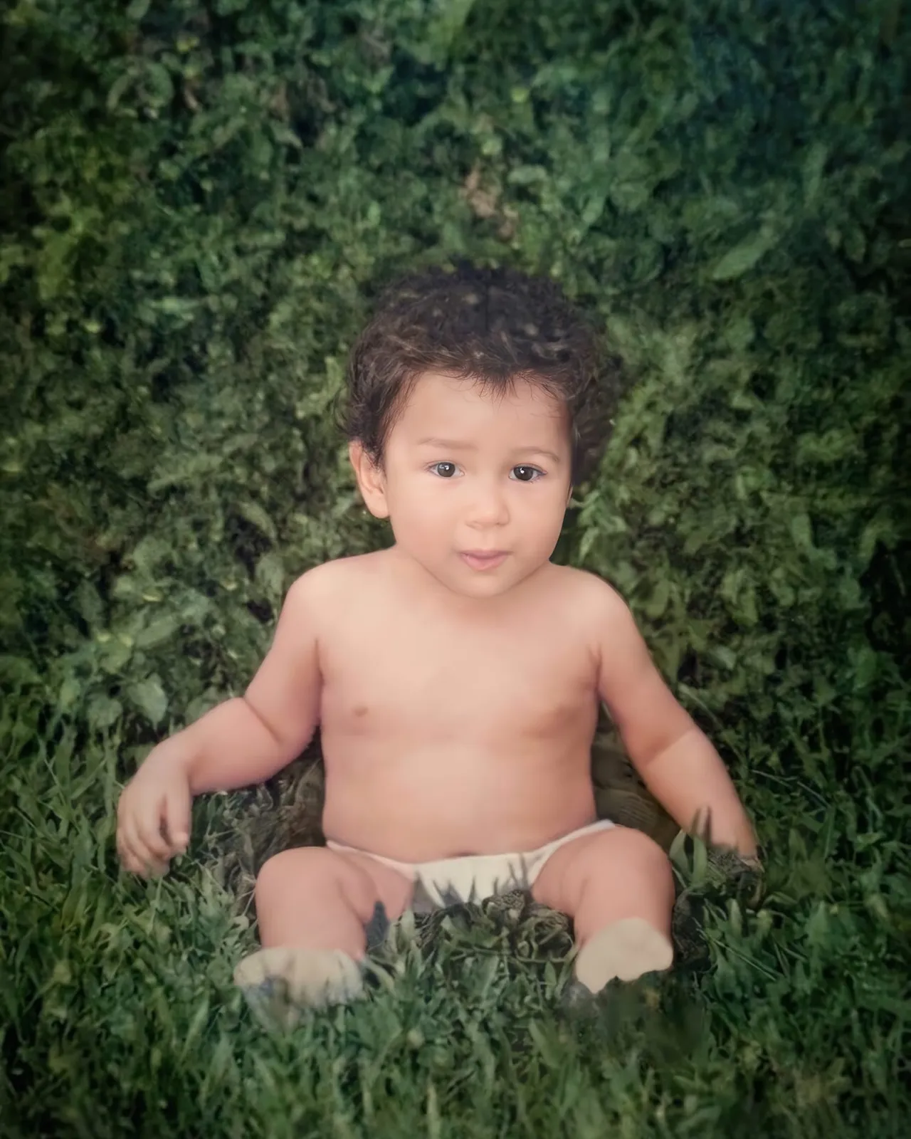 Foto de bebé cubierta por hongos y humedad, restaurada digitalmente por PixelPages - Después