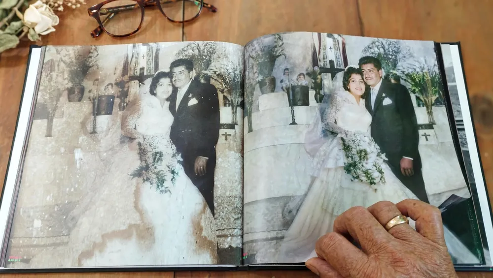 Fotolibro abierto con fotos de boda antiguas restauradas y encuadernación PUR
