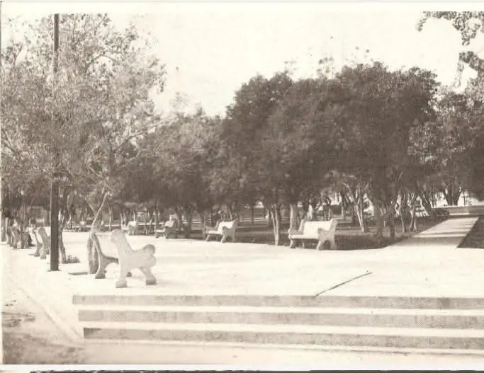 Restauración fotográfica profesional Plaza Juárez San Pedro Garza García 1964 por PixelPages - Antes