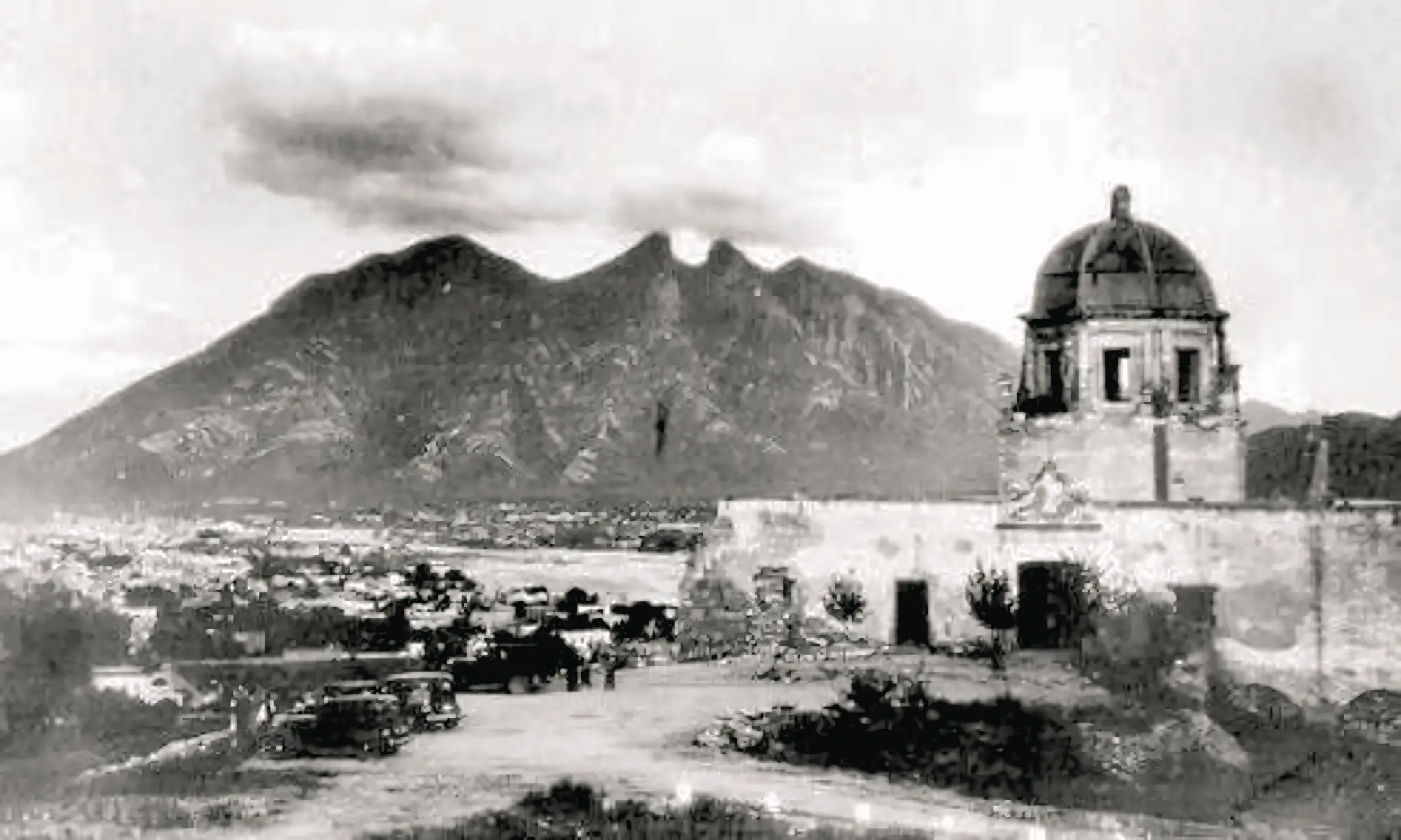 Restauración fotográfica profesional del Obispado de Monterrey años 30 — PixelPages - Después - Antes