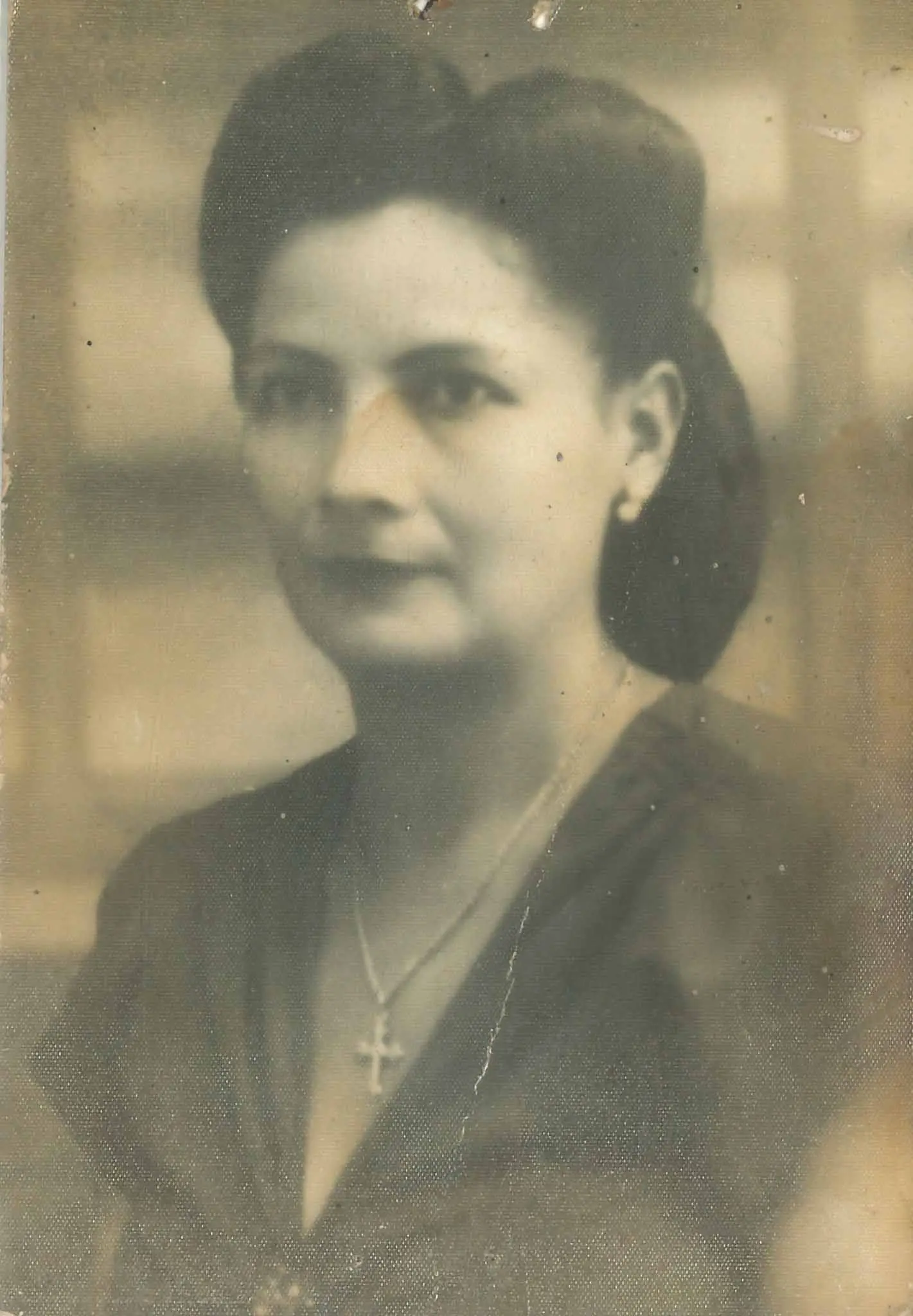 Foto antigua con grietas medias antes y después de restauración profesional - Antes