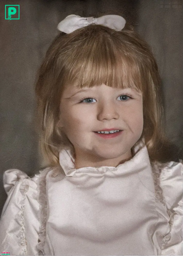 Ejemplo de restauración de fotografía antigua con daños severos por humedad, grietas y pérdida de color original - Después