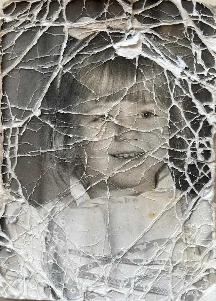 Ejemplo de restauración de fotografía antigua con daños severos por humedad, grietas y pérdida de color original - Antes