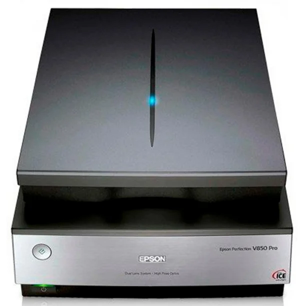 Escáner profesional digitalizando foto dañada