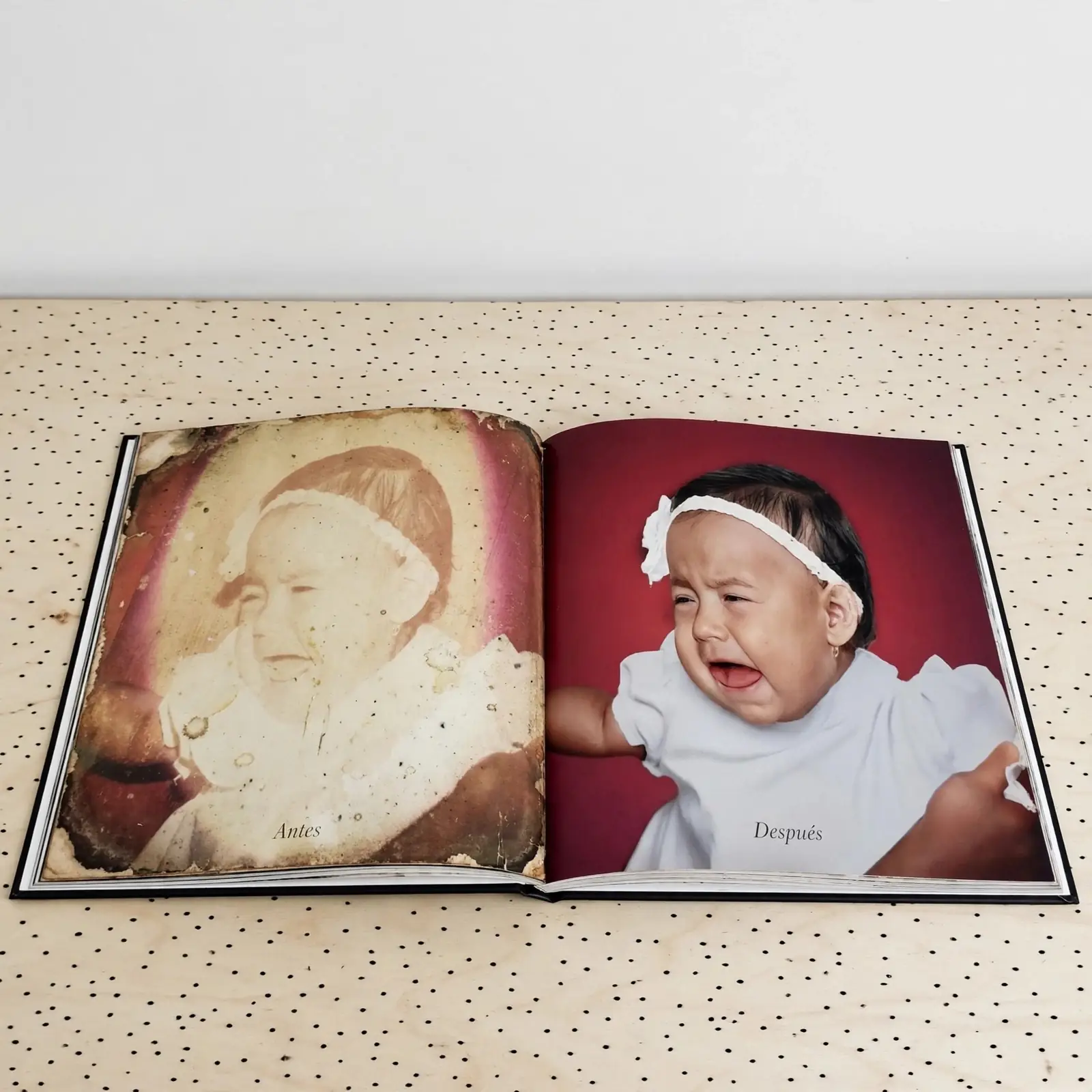 Detalle de impresión profesional en fotolibro PixelPages: corrección digital, ajuste de iluminación y aumento de resolución para máxima nitidez en cada página del álbum de fotos personalizado pasta dura