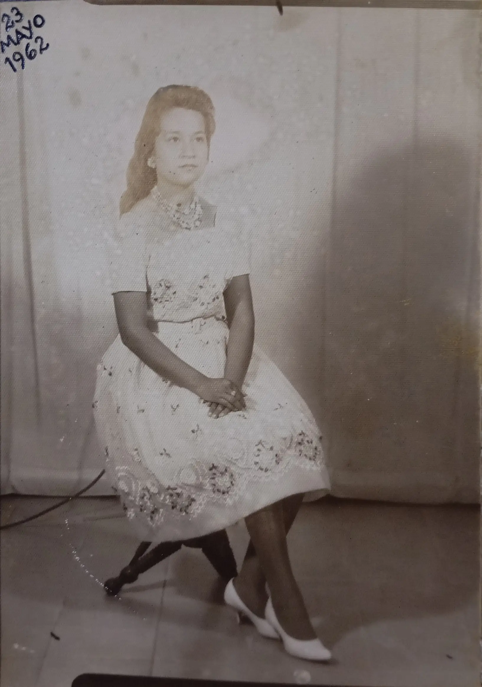 Foto de 1962 antes y después de colorización profesional — vestido blanco con encaje, joyería y tono de piel restaurados con fidelidad histórica - Después - Antes