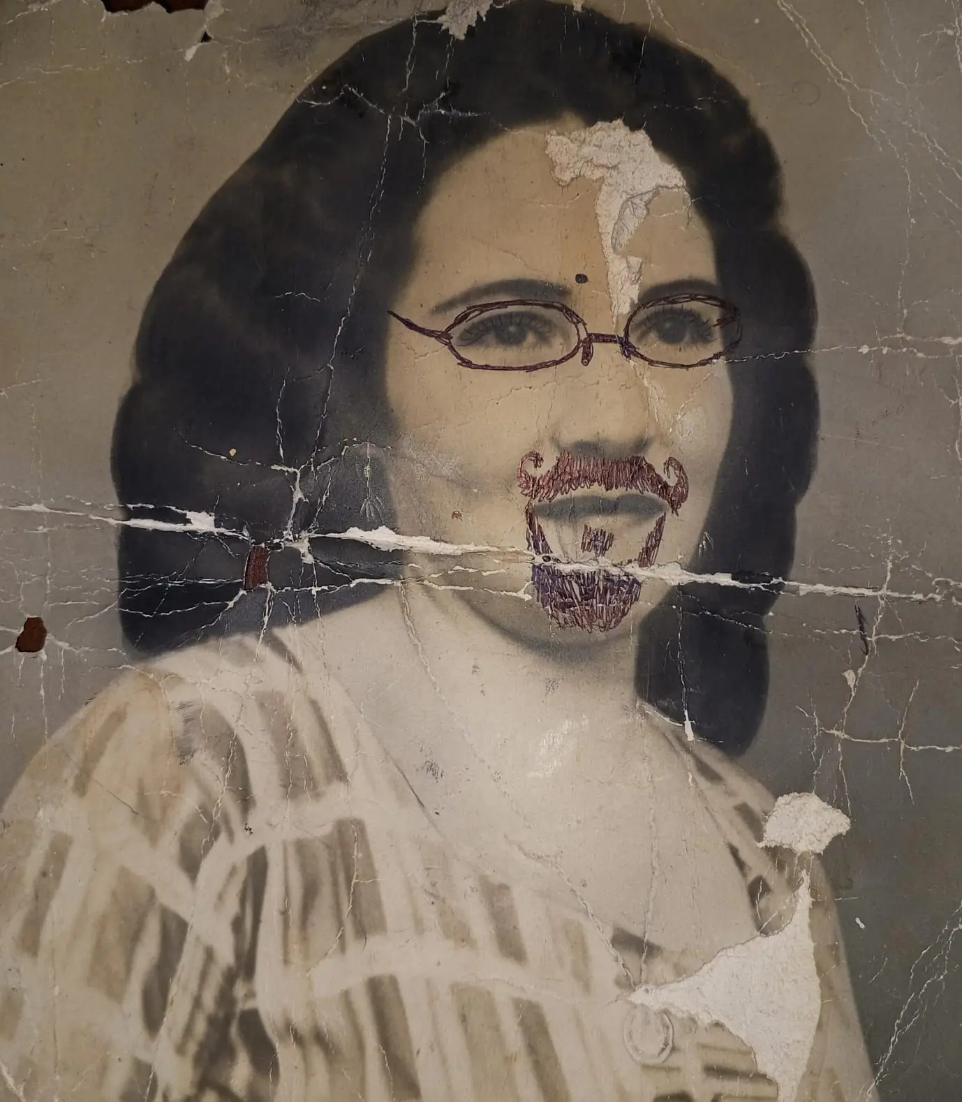 Foto antigua con rayones de pluma sobre el rostro, antes y después de eliminar la tinta y restaurar el daño físico - Después - Antes