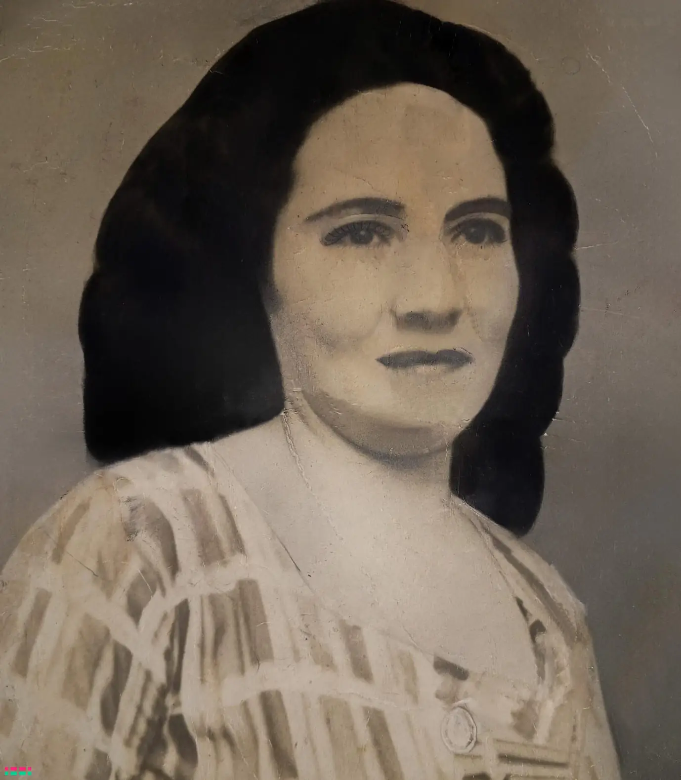 Foto antigua con rayones de pluma sobre el rostro, antes y después de eliminar la tinta y restaurar el daño físico - Después - Después