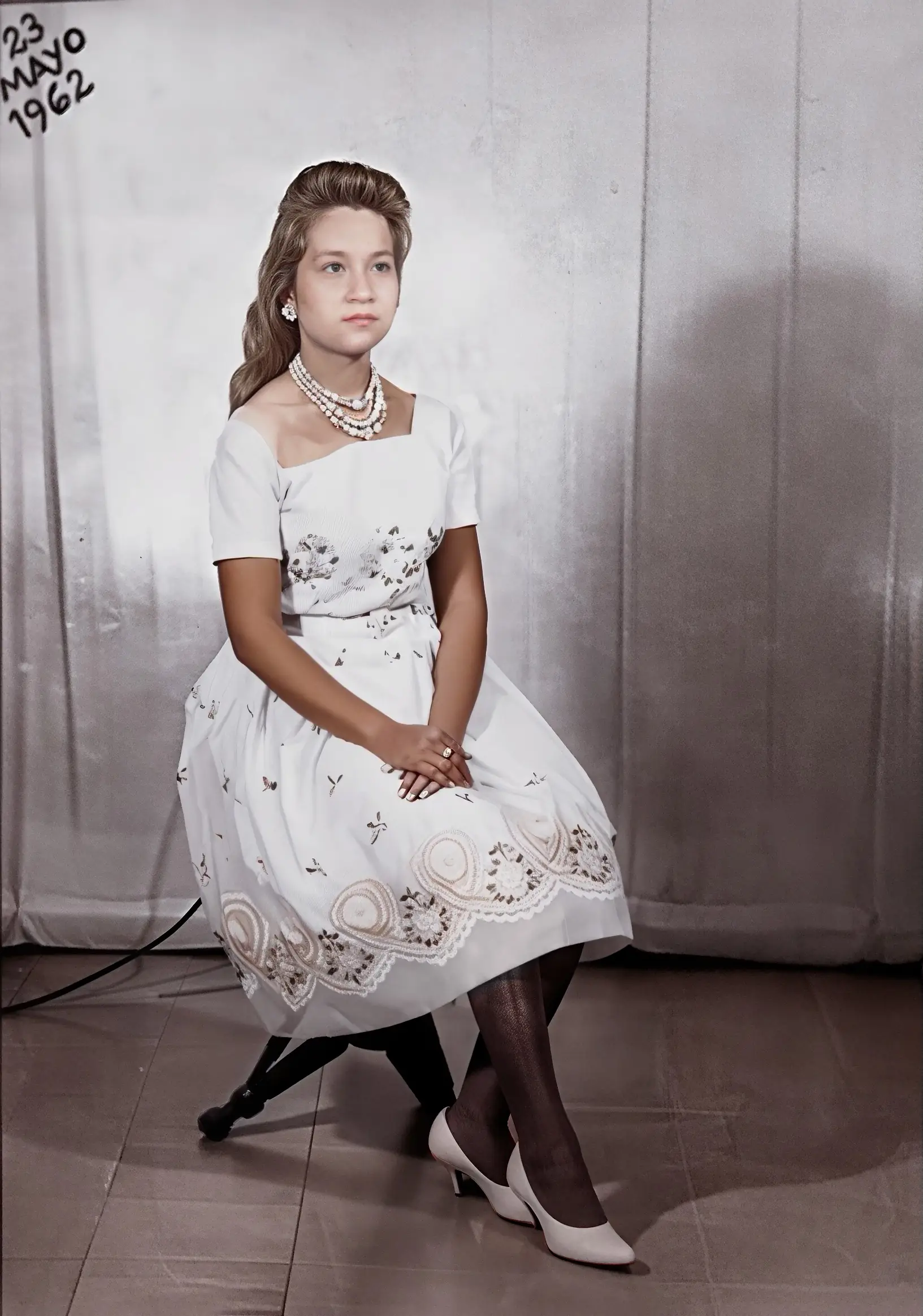 Foto de 1962 antes y después de colorización profesional — vestido blanco con encaje, joyería y tono de piel restaurados con fidelidad histórica - Después - Después