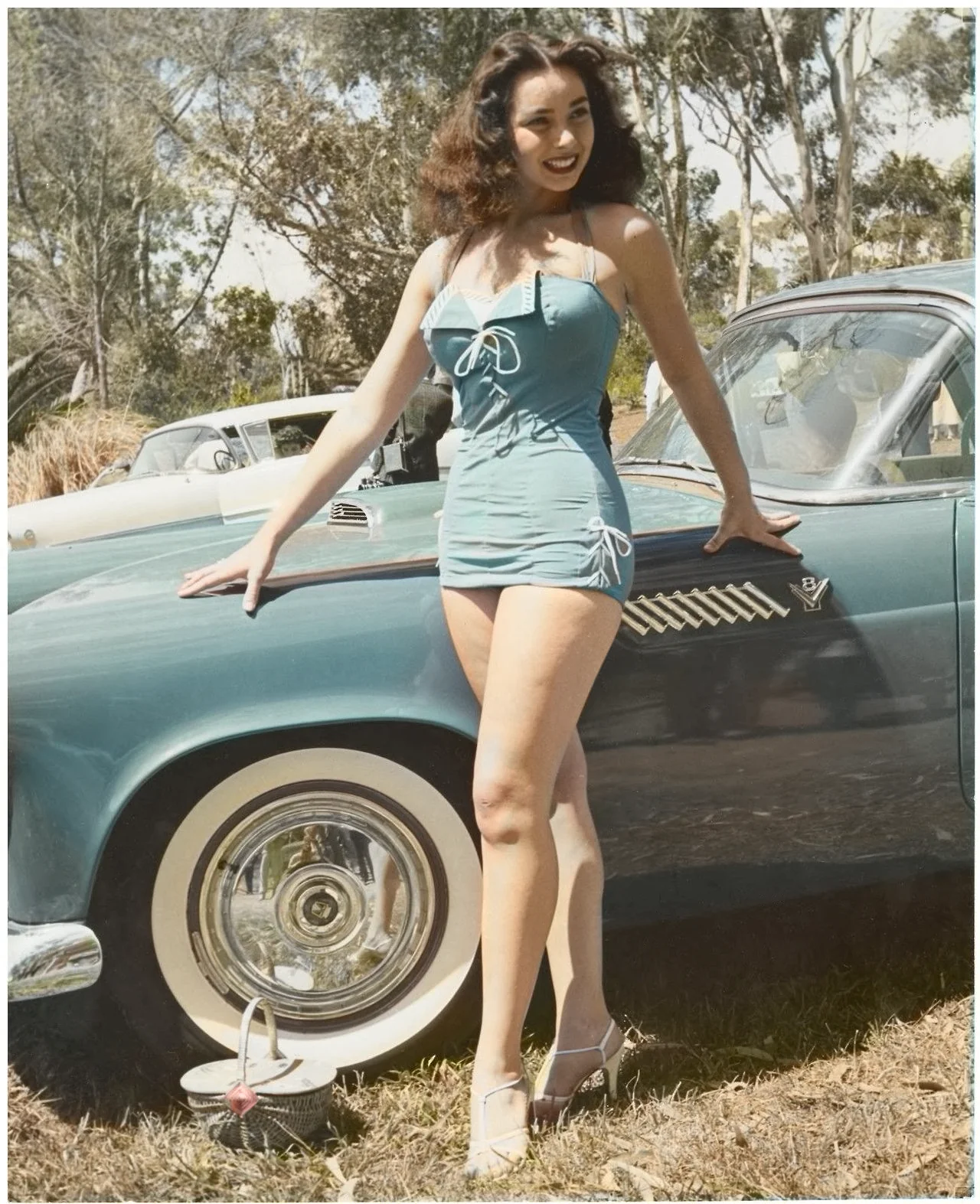 Fotografía de los años 50 antes y después de colorización profesional de auto clásico - Después