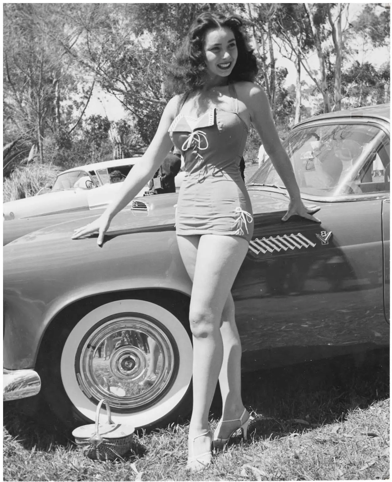 Fotografía de los años 50 antes y después de colorización profesional de auto clásico - Antes