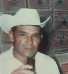Foto de referencia real de la persona, usada para verificar los rasgos durante la reconstrucción facial