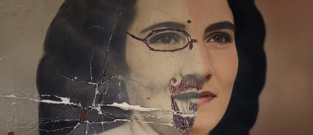 Foto antigua partida a la mitad: un lado con rayones de pluma y grietas físicas sobre el rostro, el otro lado el resultado final con el rostro reconstruido y colorizado