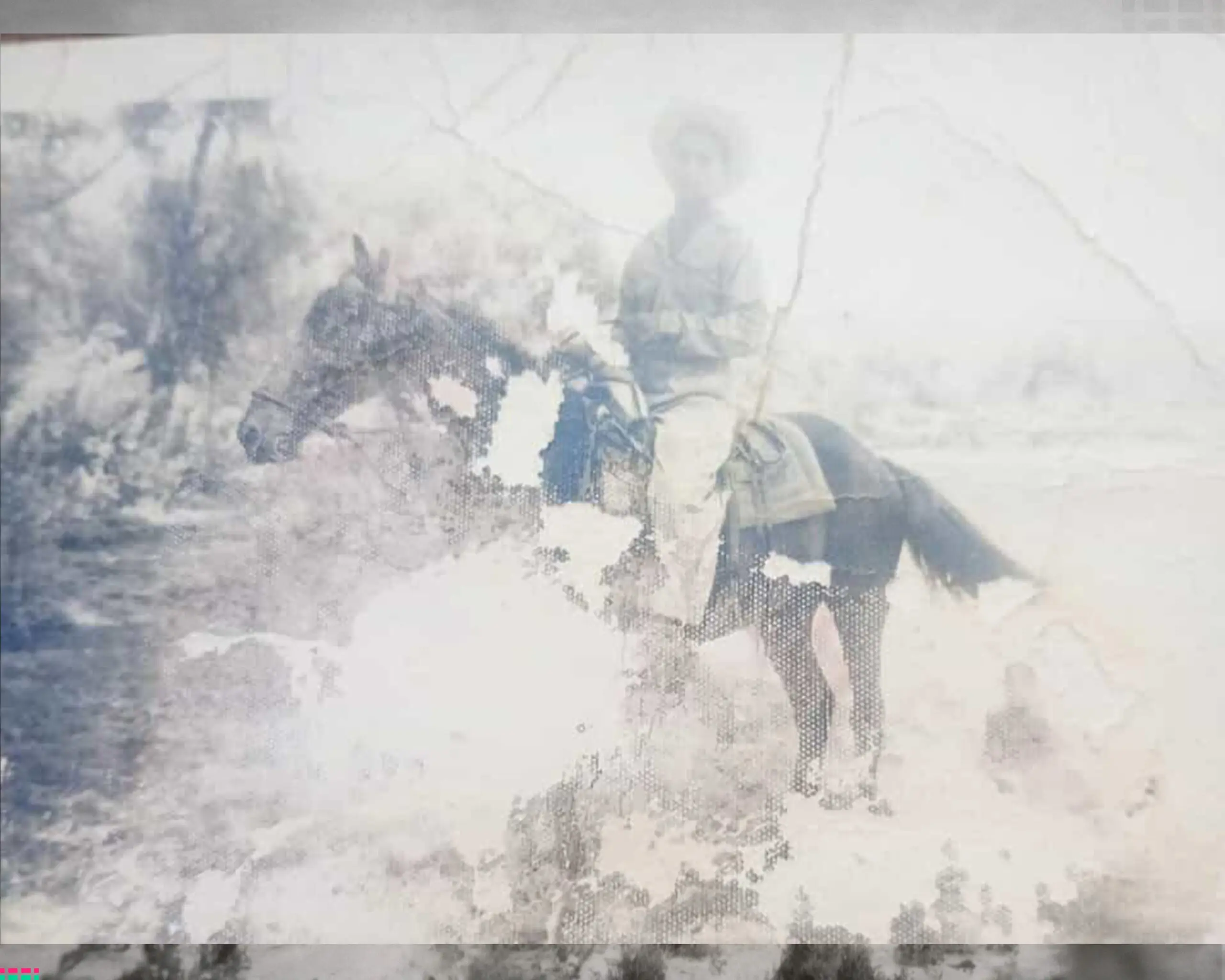 Foto antigua de jinete a caballo con daño severo y rostro casi perdido, antes de reconstrucción facial
