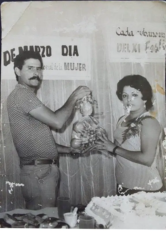 Restauración y colorización profesional de foto antigua de reconocimiento del Día Internacional de la Mujer - Después - Antes