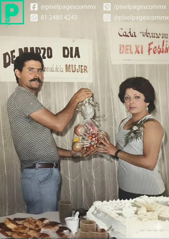 Foto restaurada y colorizada profesionalmente, entrega de reconocimiento Día Internacional de la Mujer